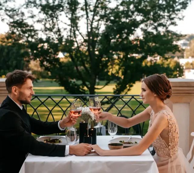 Elegancka kolacja we dwoje na tarasie z widokiem na zieleń. Idealne gdynia atrakcje dla par na romantyczny wieczór.