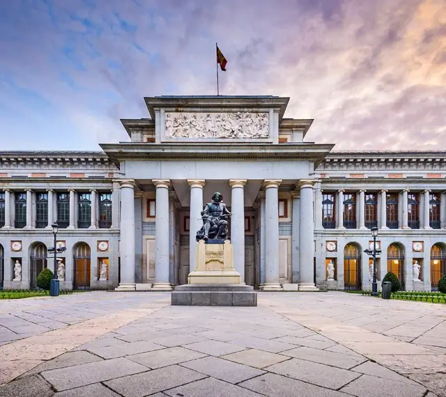 Przed imponującym muzeum w Madrycie, na placu z kamienną nawierzchnią, stoi pomnik artysty.