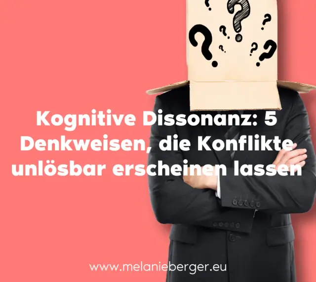 Mann mit Karton über dem Kopf, voller Fragezeichen. Kognitive Dissonanz: 5 Denkweisen, die Konflikte unlösbar erscheinen lassen.