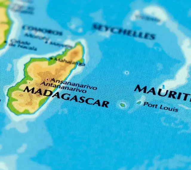 Mapa pokazuje, gdzie leży Mauritius, na wschód od Madagaskaru, w Oceanie Indyjskim.