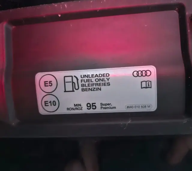 Naklejka z informacją o paliwie dla Audi A4 B6 2.0 benzyna: E5, E10, min. 95 oktanów.