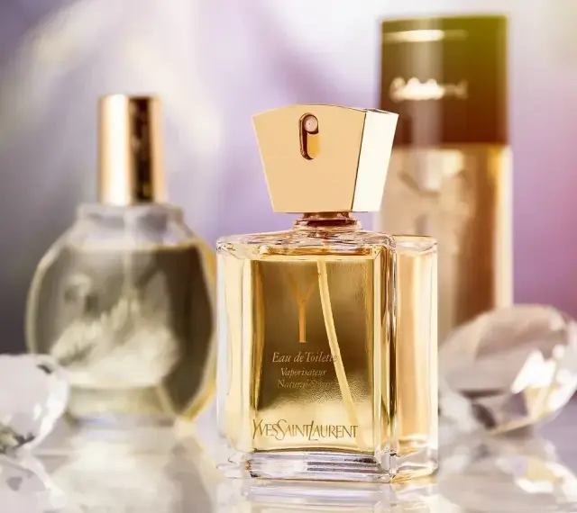 Eleganckie flakony perfum YSL. Gdy się skończą, flakon po perfumach wyrzuć do szkła.