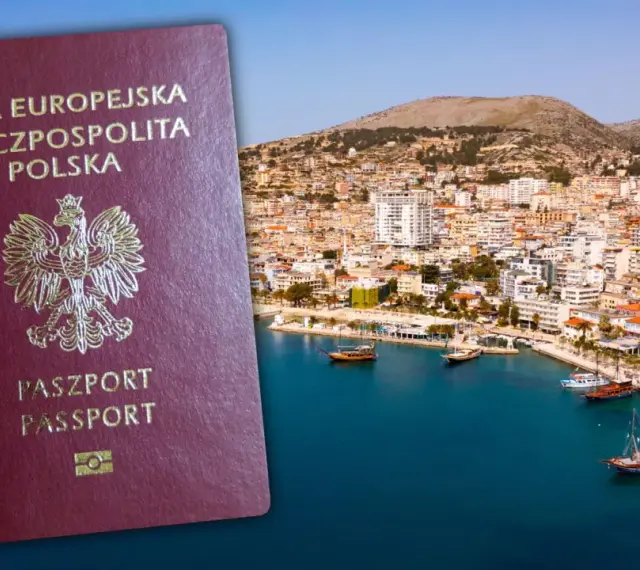 Polski paszport na tle malowniczego wybrzeża. Czy do Austrii trzeba mieć paszport? Tak, nawet do krajów UE, jeśli nie masz dowodu osobistego.