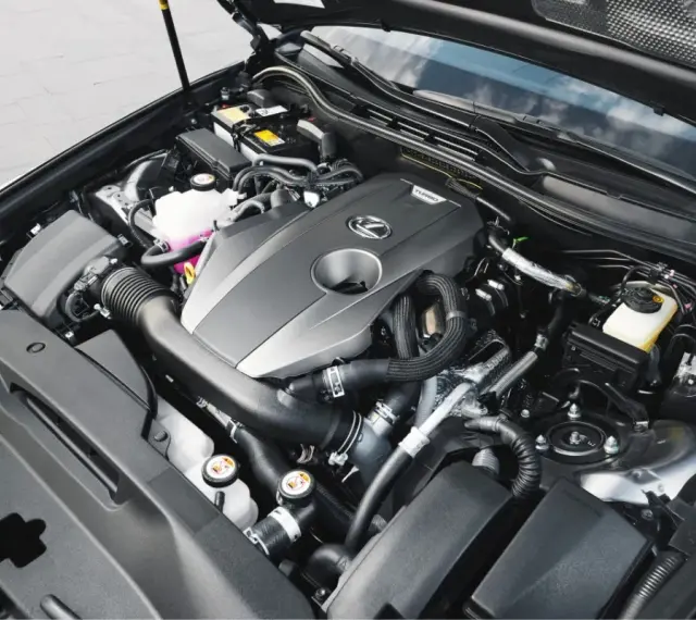 Silnik Lexus z napisem TURBO. Potężny biturbo gotowy do akcji.