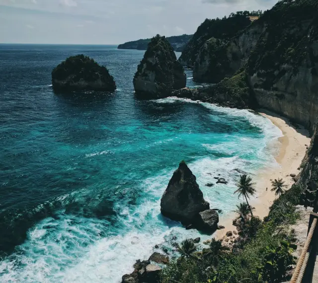 Turkusowe morze, skaliste klify i piaszczysta plaża. Marzenie o tym, ile się leci na Bali, staje się rzeczywistością.