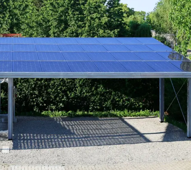 Nowoczesna konstrukcja wiaty pod panele fotowoltaiczne, zapewniająca cień i czystą energię.