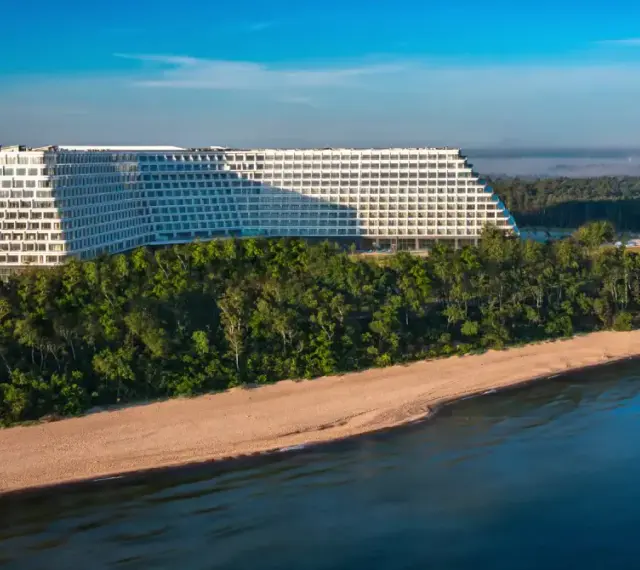 Nowy Hotel Gołębiewski w Pobierowie wita gości! Monumentalny obiekt na klifie, otoczony lasem, z widokiem na morze.
