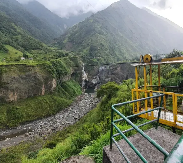 Widok na wodospad i kanion w Vilcabamba. Żółta platforma widokowa z metalową balustradą.