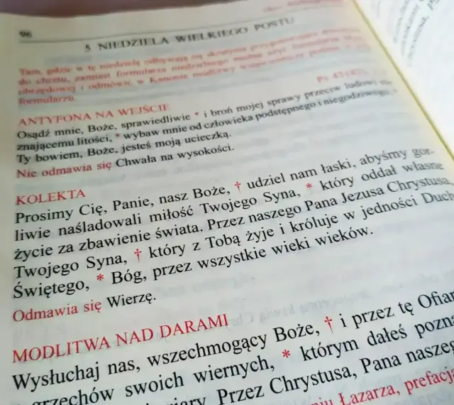 Najpiękniejsze modlitwy wiernych: tekst z księgi liturgicznej, zawiera modlitwy na 5. Niedzielę Wielkiego Postu.