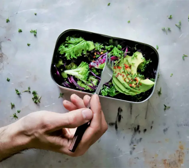 Zdrowa sałatka z awokado, brokułów i jarmużu w lunchboxie. Idealna na cały tydzień, gdy stosujesz dietę wątrobową. Przepisy na zdrowie!