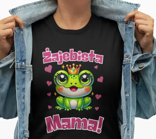 Czarna koszulka na Dzień Mamy z uroczą żabką w koronie i napisem "Zajebista Mama!". Idealny prezent dla każdej super mamy.