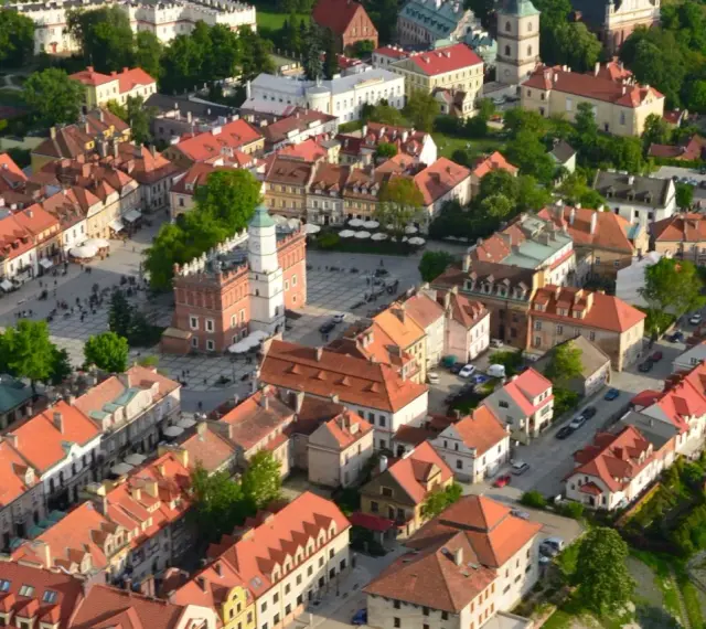 Widok z lotu ptaka na rynek z ratuszem i kamienicami w Sandomierzu, malowniczej części Kotliny Sandomierskiej.