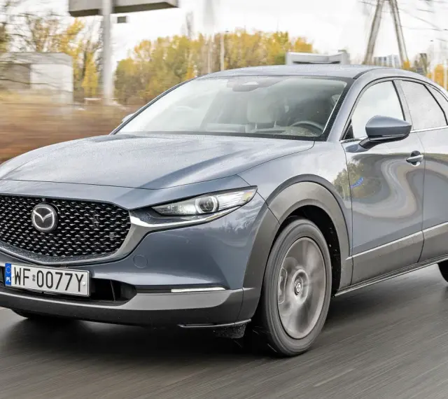 Szary SUV Mazda CX-30 w ruchu. Sprawdź aktualną mazda cx 30 cena i ofertę.