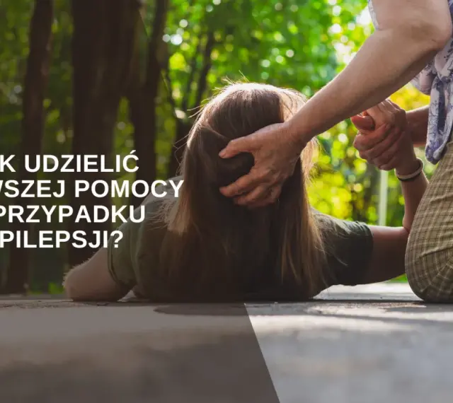 Starsza osoba pomaga osobie leżącej na ziemi. Tekst: "Jak udzielić pierwszej pomocy w przypadku epilepsji?". Dowiedz się, co to epilepsja i jak reagować.