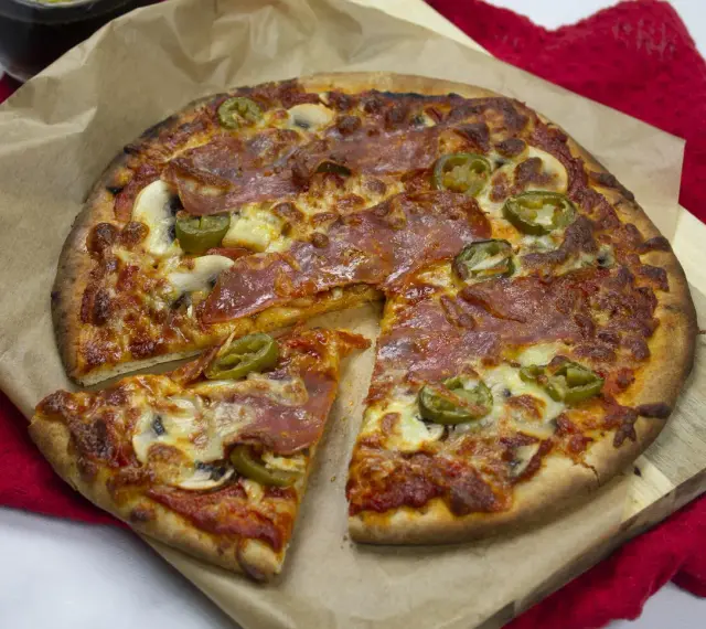 Pyszna pizza z salami, jalapeno i pieczarkami, idealna na wieczór filmowy. Ta **spinata** wygląda apetycznie!