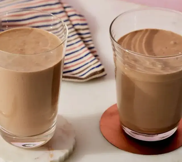 Dwa szklanki pysznego, czekoladowego shake'a proteinowego. Idealny przepis na szybki posiłek lub regenerację po treningu.