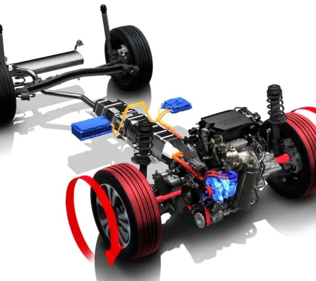Układ napędowy samochodu z technologią mild hybrid: silnik, akumulatory i elementy zawieszenia. Czerwone strzałki pokazują obrót kół.