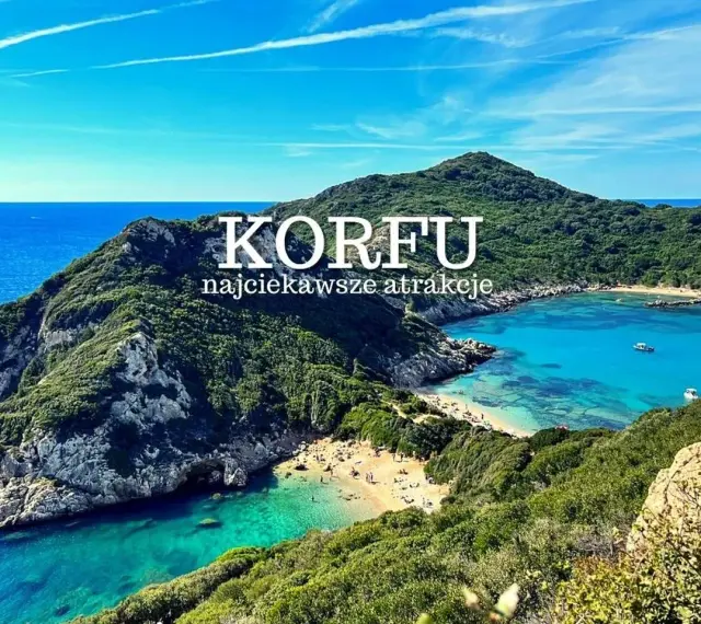 Widok na zatokę z turkusową wodą i plażą. Idealne miejsce, by odkryć, co zobaczyć na Korfu.