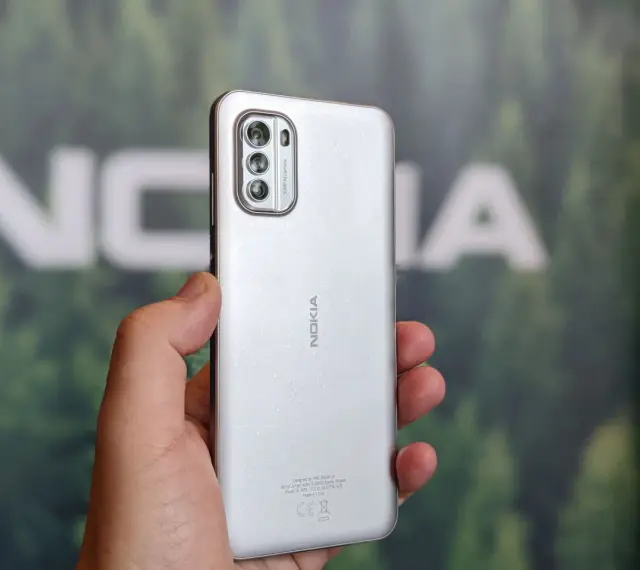 Srebrny smartfon Nokia z potrójnym aparatem, przypominający czasy świetności Symbian.