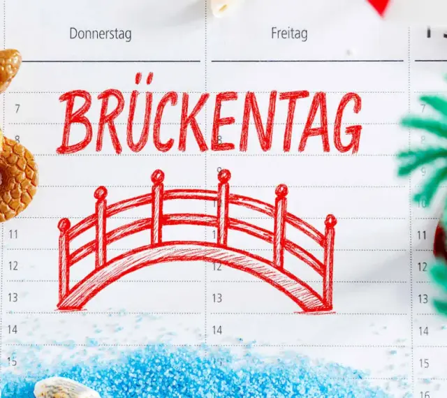 Kalenderblatt mit "Brückentag" und einer roten Brücke, Schildkröte, Muscheln und Dekoration.