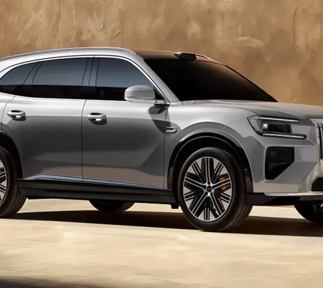 Srebrny elektryczny crossover Zeekr X 2026 z pionową atrapą chłodnicy i czarnymi felgami.