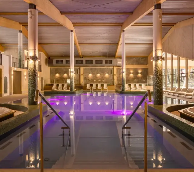 Szczyrk atrakcje na niepogodę: kryty basen z podgrzewaną wodą i jacuzzi, idealne miejsce na relaks.