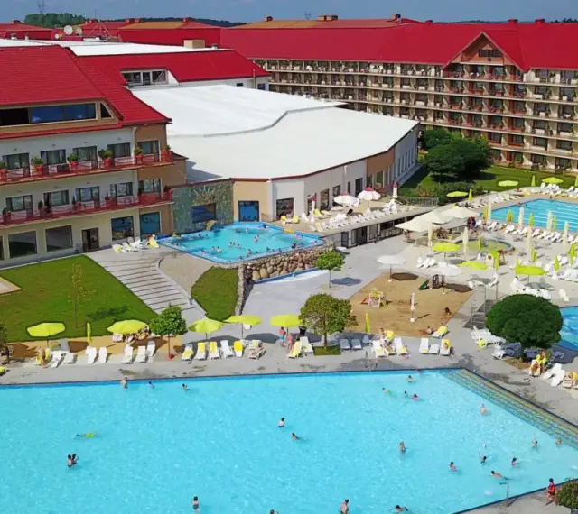 Hotel Gołębiewski Mikołajki: basen zewnętrzny z mnóstwem leżaków i parasoli. Sprawdź cennik i zaplanuj wakacje!