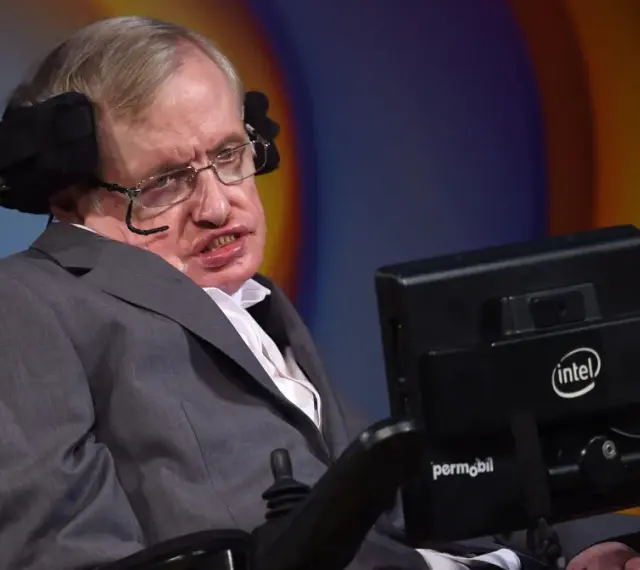 Stephen Hawking, mimo choroby, w fotelu z komputerem, który pomagał mu komunikować się ze światem.