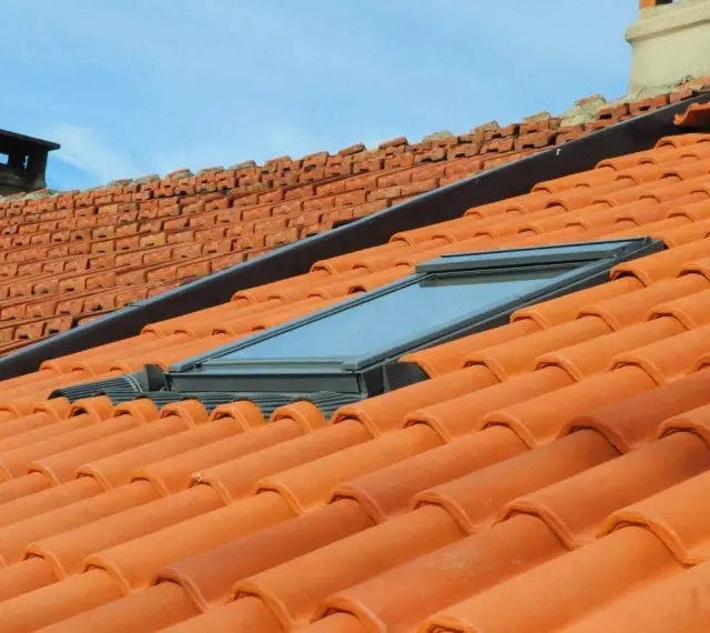 Dachówka ceramiczna i okno dachowe. Zastanawiasz się, jak wygłuszyć pokój? Może warto zacząć od dachu?