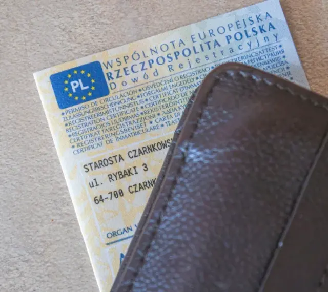 Dowód rejestracyjny pojazdu i brązowy portfel. Czy można zrobić przegląd bez dowodu rejestracyjnego? To pytanie nurtuje wielu kierowców.