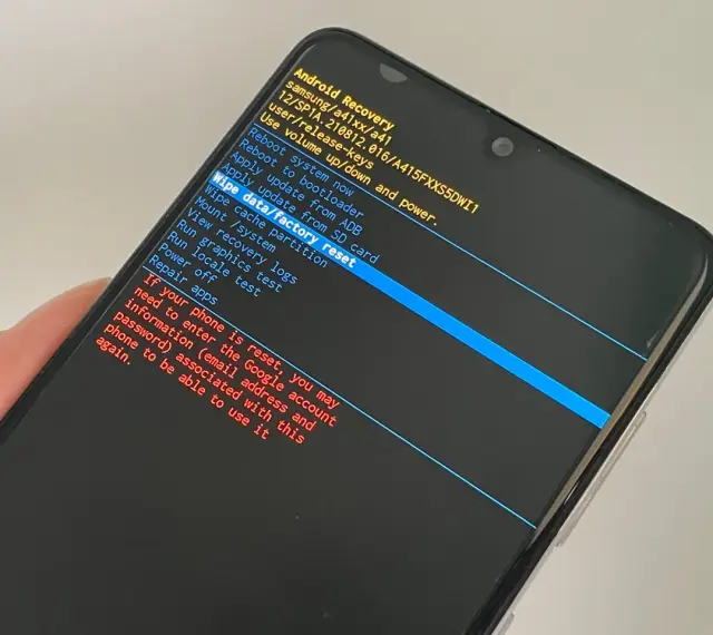 Ekran recovery Samsung. Opcja "Wipe data/factory reset" podświetlona. Pomoc w sytuacji, jak odblokowac telefon Samsung gdy zapomni sie kodu.
