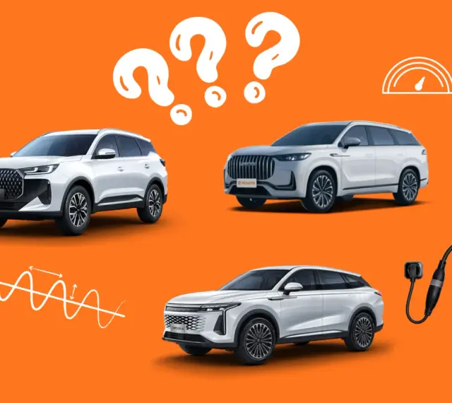 Trzy białe SUV-y, w tym omoda hybryda, na pomarańczowym tle z ikonami i ładowarką.