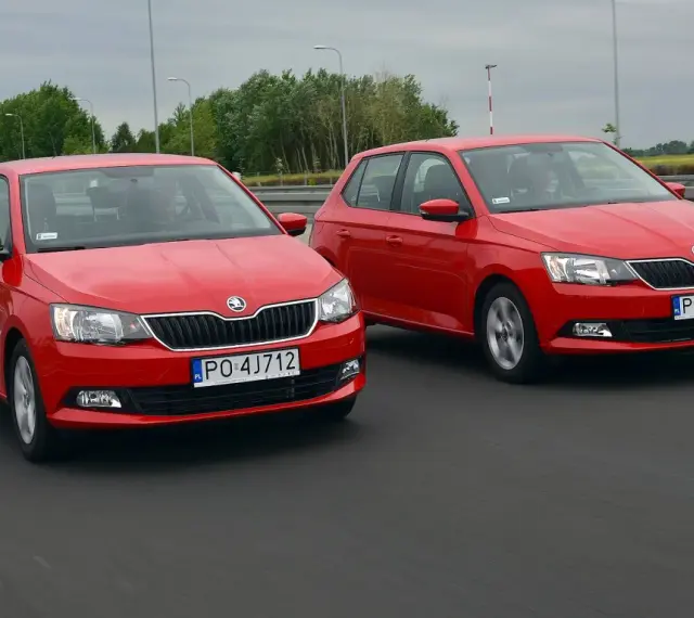 Dwie czerwone Škody Fabia na drodze. Sprawdź aktualne skoda fabia - ceny używanych.