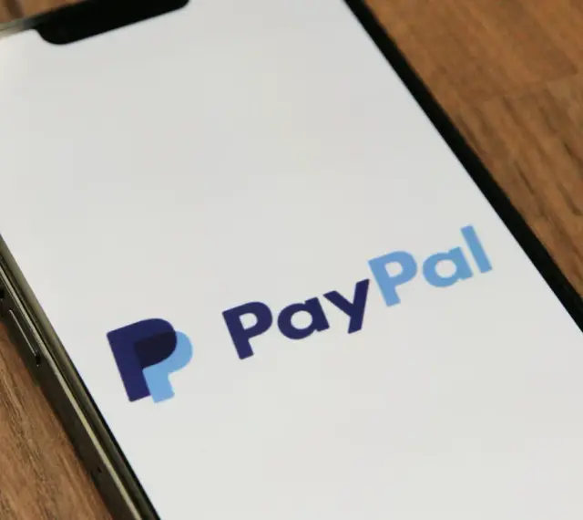 Ekran smartfona z logo PayPal. To popularny sposób na płatności online, który ułatwia zakupy i przelewy.
