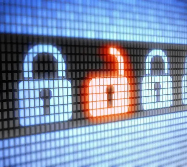 Cyfrowe zamki, jeden otwarty na czerwono, symbolizują zagrożenie. Czy to atak rootkit? Co to jest i jak się chronić?