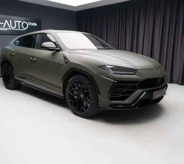 Matowy, zielony Lamborghini Urus na czarnych felgach. Sprawdź, jaka jest aktualna lamborghini urus cena.