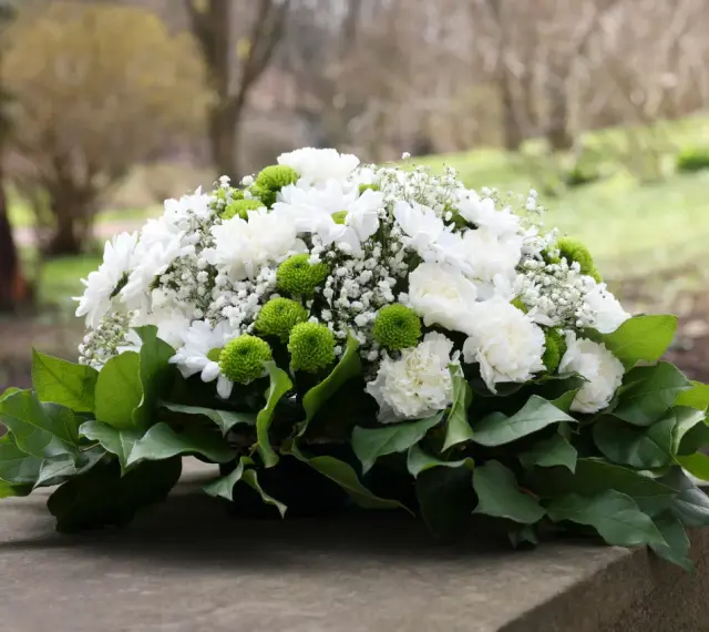 Piękny bukiet żywych kwiatów na cmentarz, symbol pamięci i szacunku.