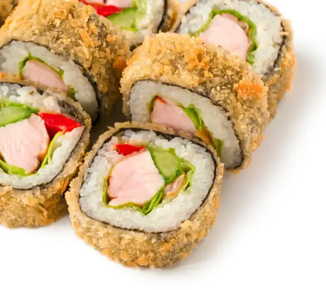 Chrupiące rolki sushi w tempurze z kurczakiem, ogórkiem i papryką. Idealne na przekąskę.