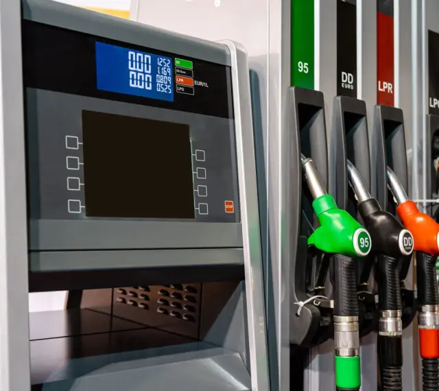 Dystrybutor paliw z wyświetlaczem DCI, oferujący 95, DD Euro, LPR i LPG. Dostępne różne rodzaje paliwa.