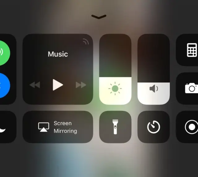 Centrum sterowania iPhone'a z opcjami Wi-Fi, Bluetooth, muzyki i Screen Mirroring. Aby włączyć AirPlay, szukaj ikony Screen Mirroring.