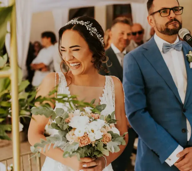Szczęśliwa panna młoda z bukietem kwiatów podczas ceremonii. Ile trwa ślub cywilny? Krótka, wzruszająca chwila.