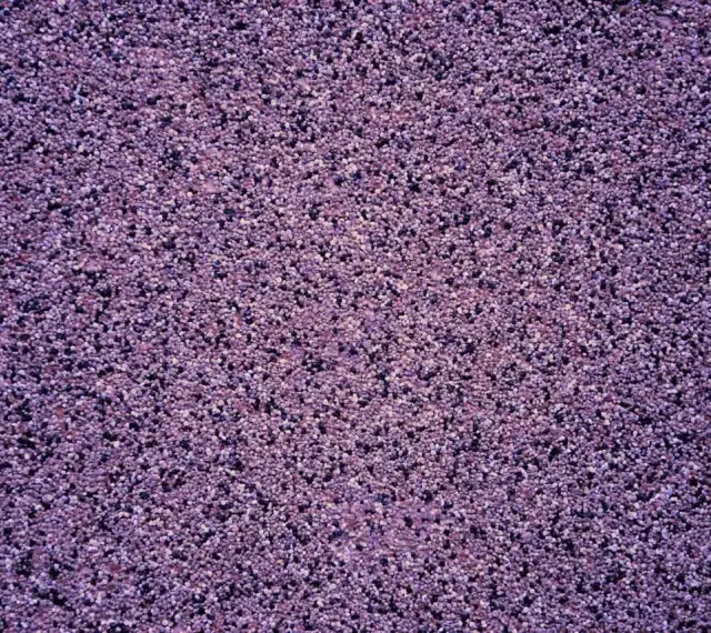 Fioletowy tynk mozaikowy o drobnej ziarnistości. Wydajność 25 kg na ok. 3-4 m², zależnie od grubości warstwy.