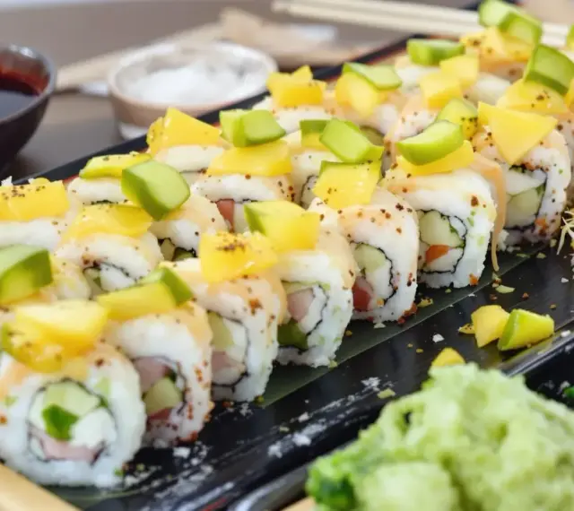 Kolorowe rolki sushi z mango i awokado, podane z sosem sojowym i imbirem. Wyjątkowe sushi z tykwą, które zachwyca smakiem i wyglądem.