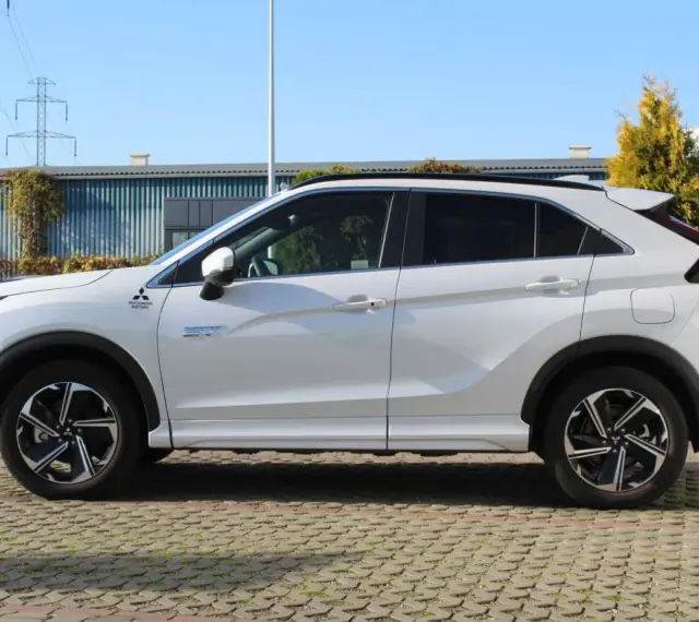 Biały Mitsubishi Eclipse Cross Plug-in Hybrid. Czy to crossover? Tak, to hybrydowy crossover.
