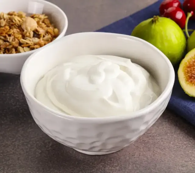 Gęsty jogurt grecki, idealny na zdrowe śniadanie. Sprawdź jogurt grecki kcal i ciesz się smakiem!