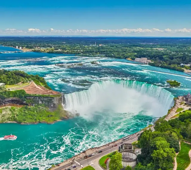 Potężne wodospady Niagara w pełnej krasie, gdzie jest niagara, z turkusową wodą i zielonymi brzegami.