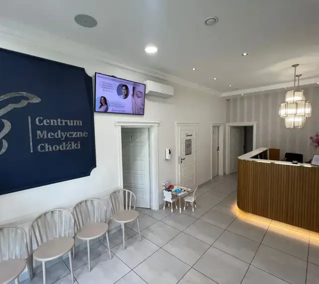 Recepcja i poczekalnia Centrum Medycznego Chodźki w Łodzi.