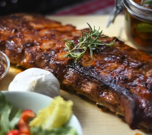 Pieczone żeberka z sosem barbecue, czosnkiem i sałatką.