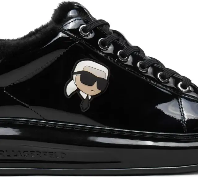 Czarne, lakierowane sneakersy damskie Karl Lagerfeld z futerkiem i kultową postacią projektanta.