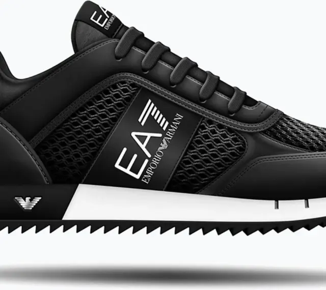 Stylowe, czarne buty Emporio Armani z siateczką i białym logo EA7. Idealne do miejskich stylizacji.